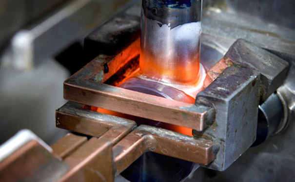 高頻加熱運(yùn)作現(xiàn)場(chǎng) 高頻加熱運(yùn)作現(xiàn)場(chǎng)